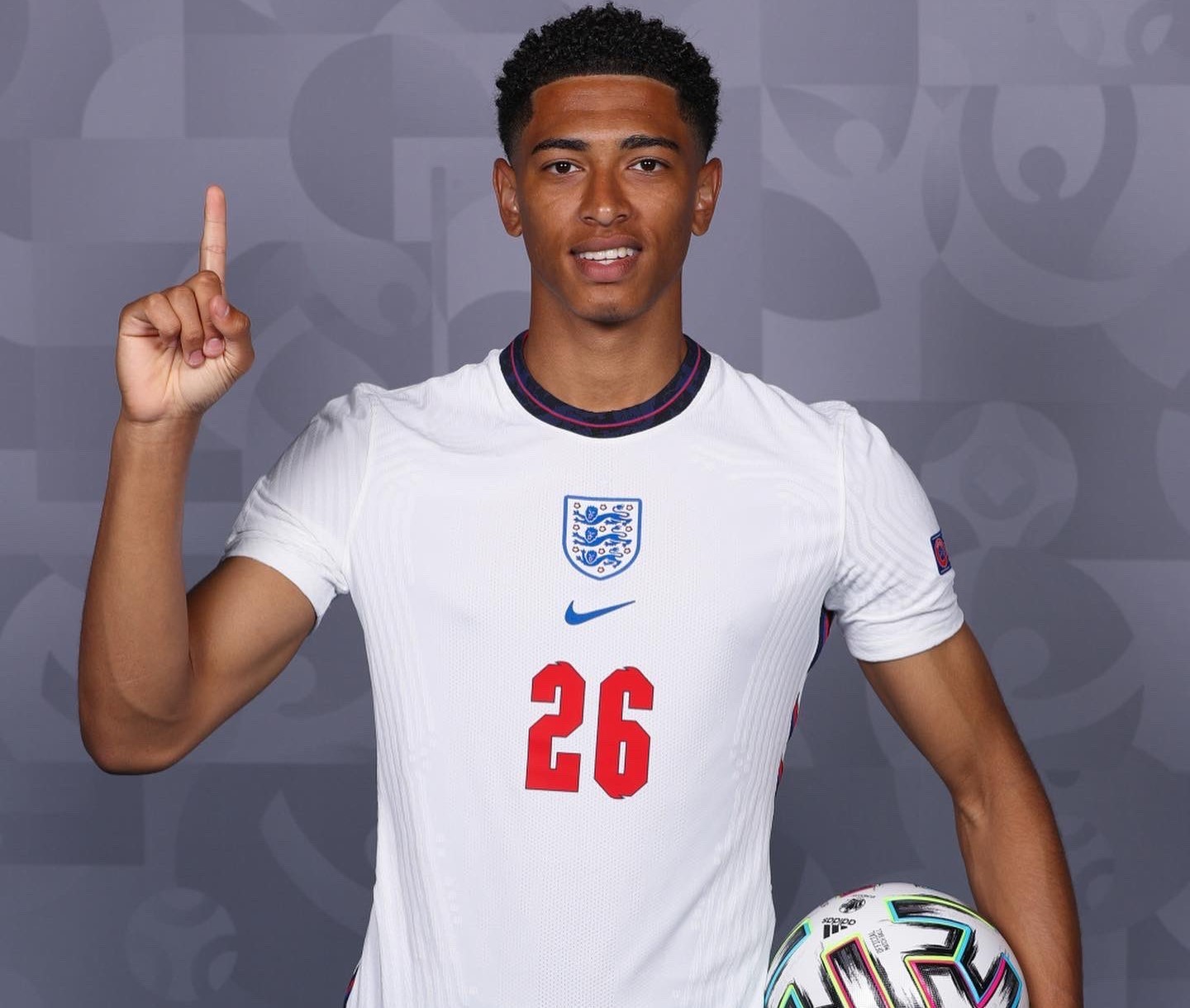 足球中超球队宣布换帅，前国脚正式接手（中超俱乐部官宣主帅更迭，前国脚走马上任）