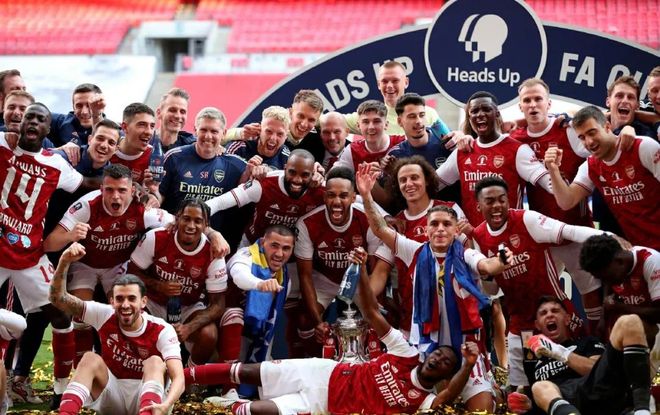 球星抢断后三步上篮太快了