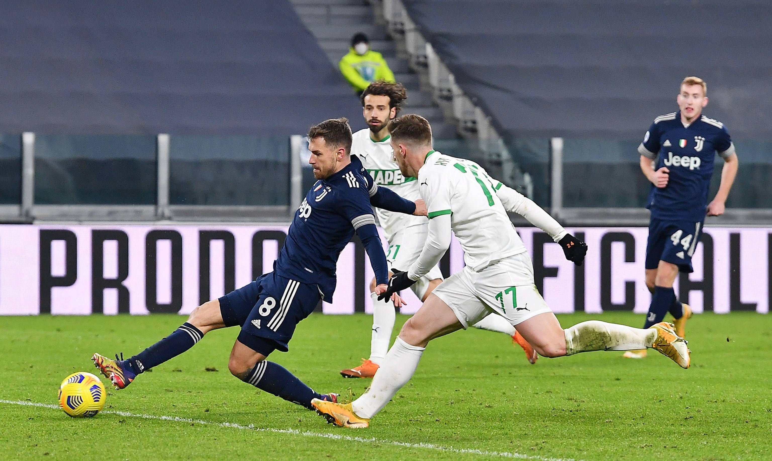 太尴尬！梁靖崑被观众“表白”，一脸严肃，孙颖莎偷笑，队友都懵了