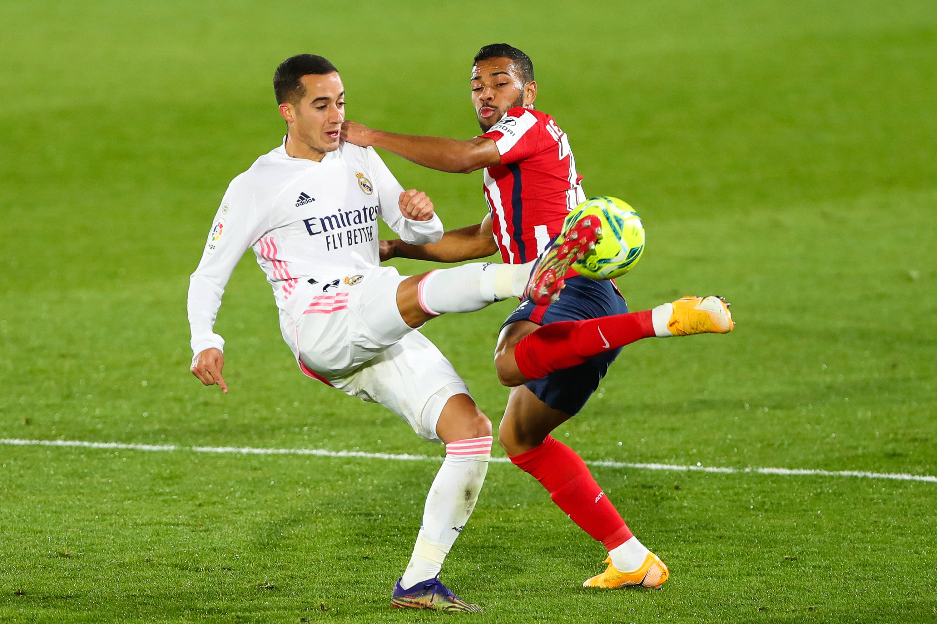 外媒：马拉多纳的宝马i8进行拍卖，起拍价1万欧元